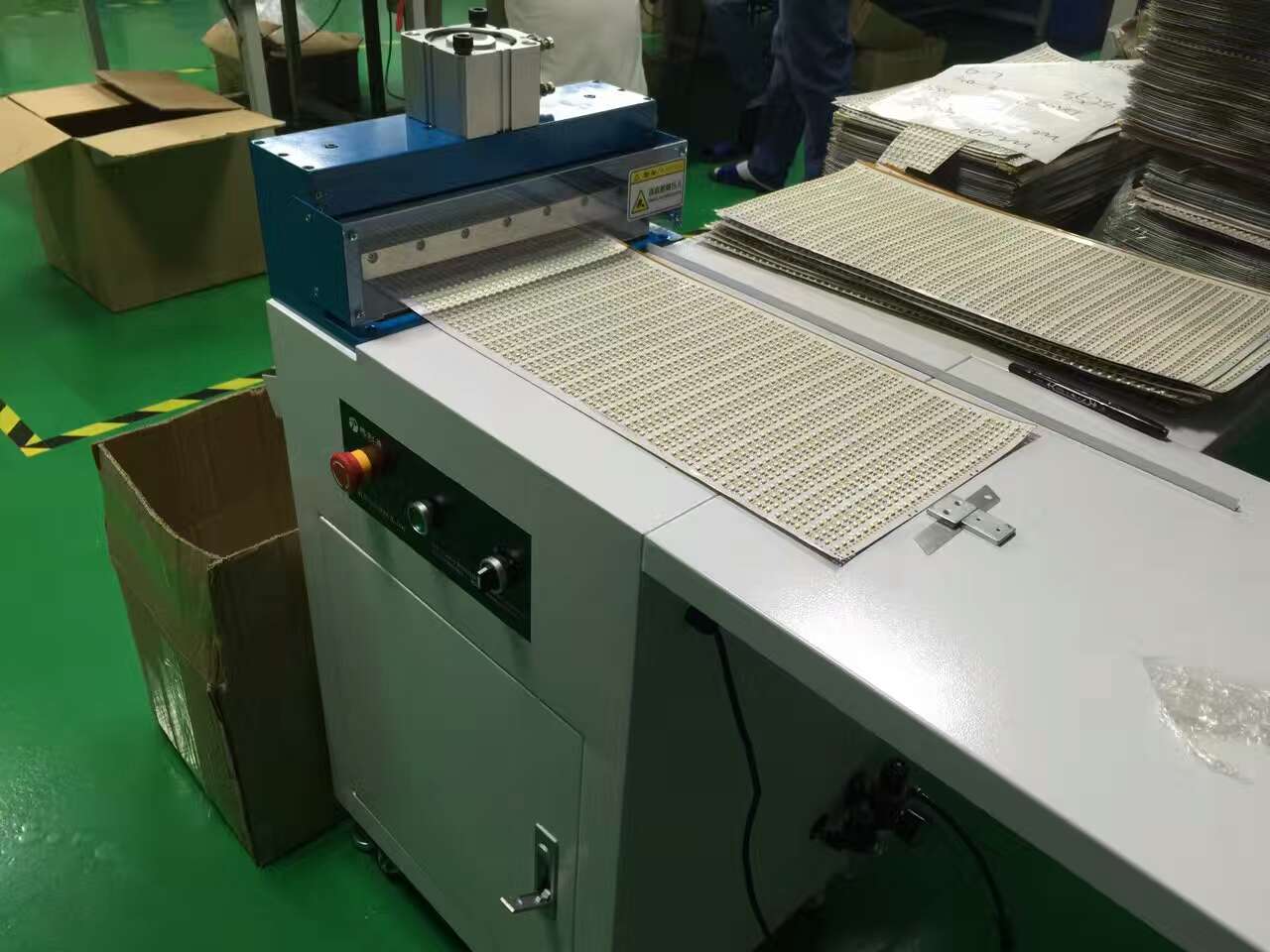 燈條切邊機(jī)